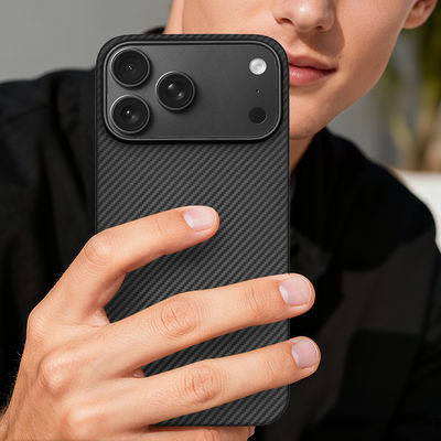 Ứng dụng tùy chỉnh Áp áo di động bằng sợi carbon Aramid với khung kim loại cho iPhone 17 Pro Max
